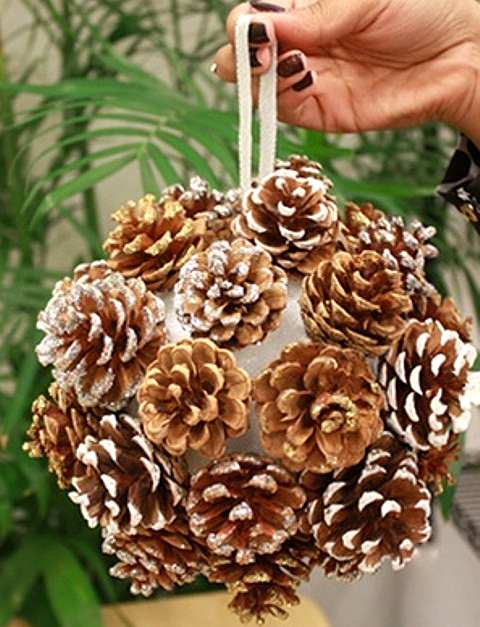 ideas y trucos para decorar la casa bricolaje : Decoración de Navidad con Piñas bola navidad original Decoración de Navidad con Piñas