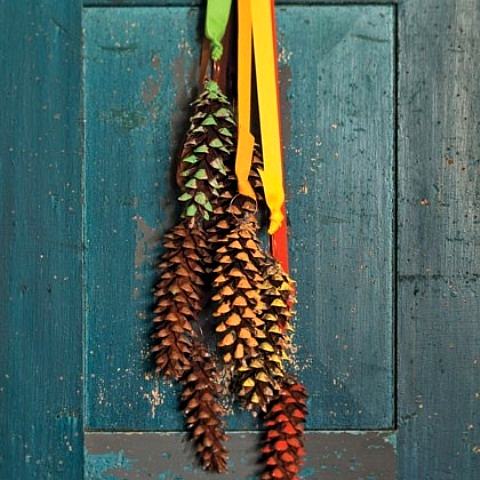 ideas y trucos para decorar la casa bricolaje : Decoración de Navidad con Piñas colores pinas decorar fiestas Decoración de Navidad con Piñas