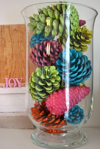 ideas y trucos para decorar la casa bricolaje : Decoración de Navidad con Piñas jarron pinas pintadas Decoración de Navidad con Piñas
