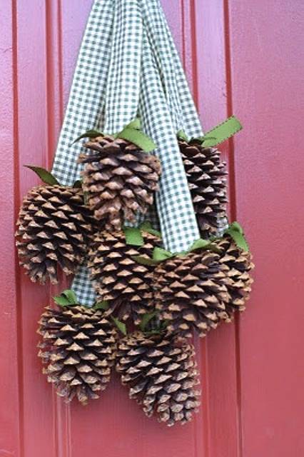 ideas y trucos para decorar la casa bricolaje : Decoración de Navidad con Piñas racimo pinas Decoración de Navidad con Piñas